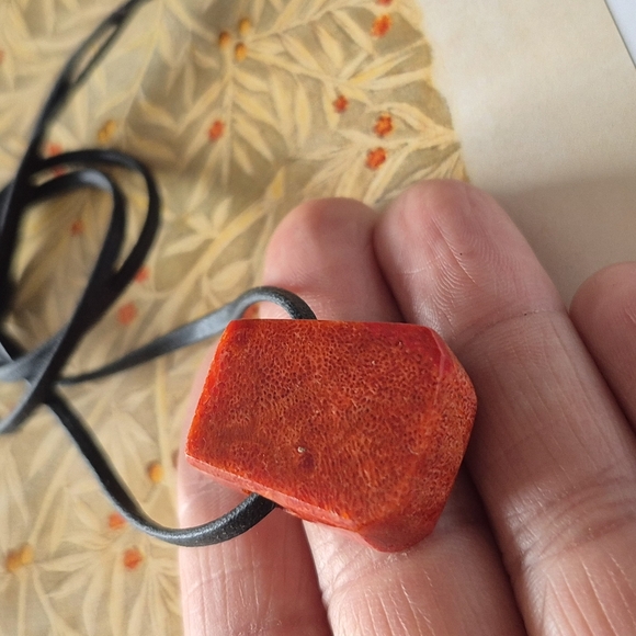 CHUNKY FOSSILIZED CORAL PENDANT ON A LEATHER CHAIN - Picture 11 of 13